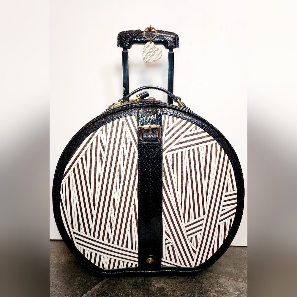 Henri bendel disturbed hatbox wheelie with hb heart keychain purse charm